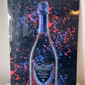 Dom perignon affisch - En konstnärlig affisch med en färgstark tolkning av en Dom Pérignon-flaska från 2005. Perfekt för dig som gillar modern konst och vill ha en unik detalj till rummet. Färgstänk i blått och rött ger en cool, ungdomlig.