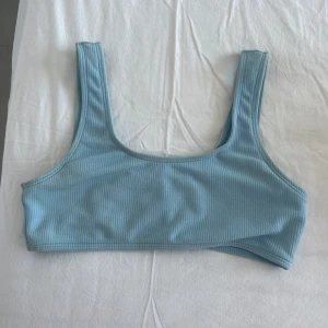 Ljusblå ribbad bikinitopp - Ljusblå ribbad bikini topp från shein i strl S