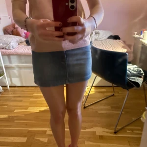 Blå jeanskjol från Wrangler - Säljer en klassisk blå jeanskjol från Wrangler med femficksdesign och synliga sömmar. Midjemåttet tvärsöver är 38 cm och längden är 29 cm. Använd gärna köp nu 🥰