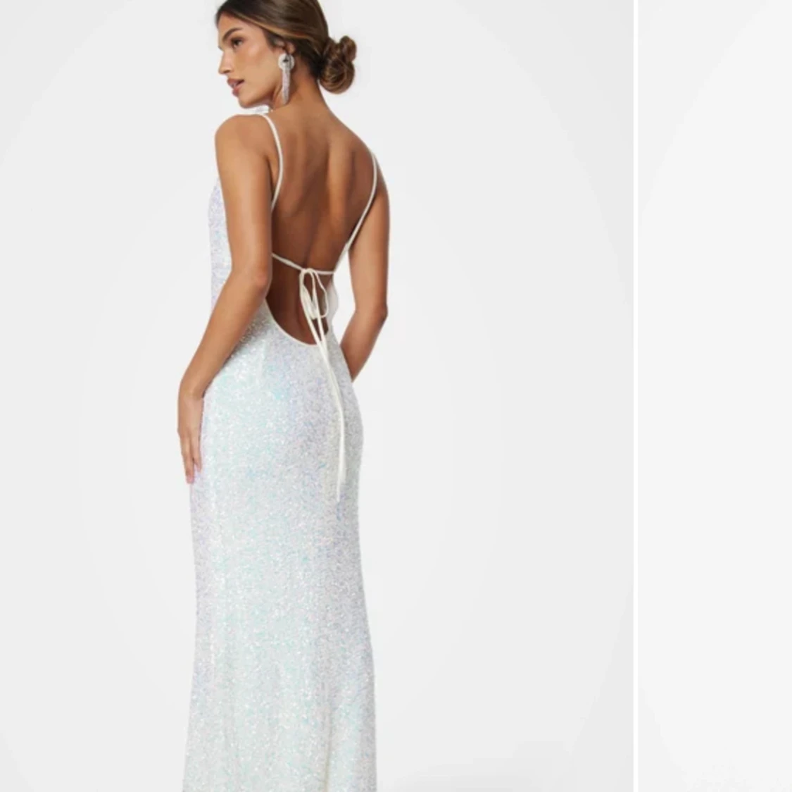 Glittrig långklänning med öppen rygg och smala axelband