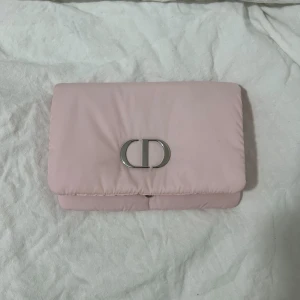 Dior sminkväska  - Baby pink Dior pouch 