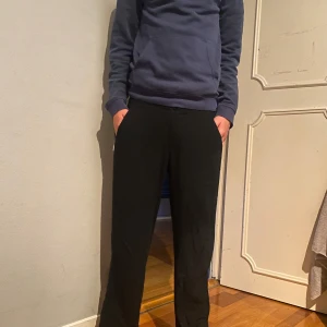 Svarta linnebyxor från grunt - Säljer dessa riktigt feta linnebyxor från grunt perfekta nu för sommaren🙌byxorna stryks och tvättas en extra gång innan frakt så de kommer i toppen skick, vid snabb affär så kan priset diskuteras. Storlek: M, passar folk runt 165-175 modell är 169 lång