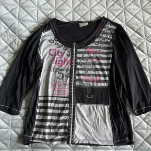 Söt y2k topp - Fin ziptröja från Camda med rosa och silver tryck. 