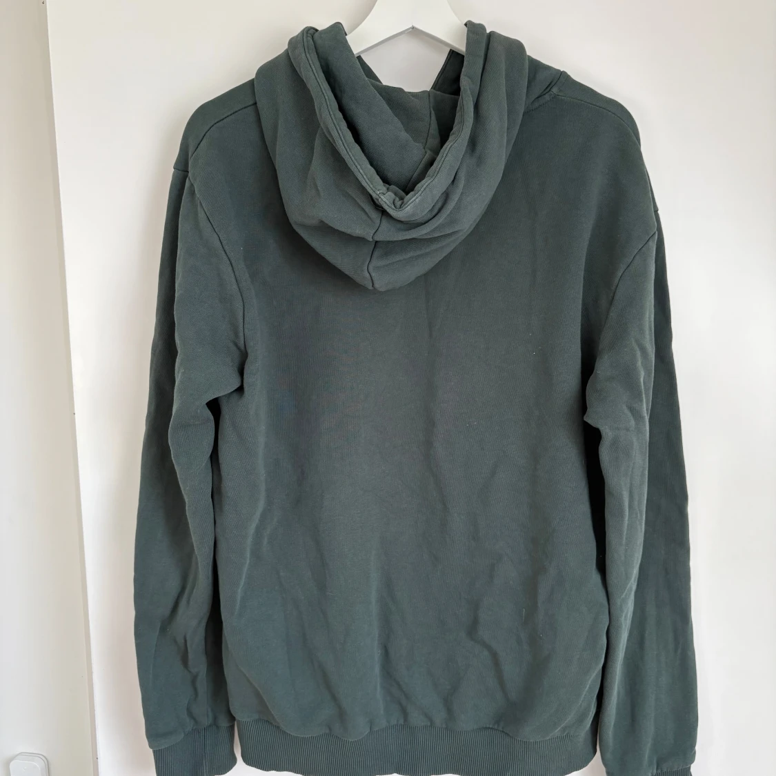 Mörkgrön hoodie från Les Deux - 1