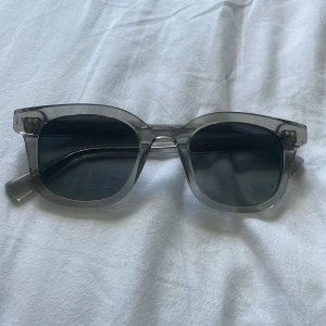 Chimi glasögon  - Snygga solglasögon i transparent grå plast från chimi. Modellen har en klassisk, något kantig form med mörka glas. Perfekta för att ge en cool touch till din stil. Också perfekt nu för sommaren, pris kan diskuteras 