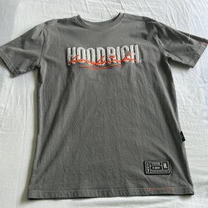 Hoodrich T-shirt - Använd väldigt lite, mycket bra skick, säljer den då jag inte behöver den längre, kom gärna med bud!