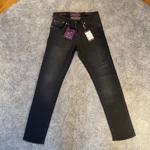 Nya Jacob Cohën jeans med tags  - skick 10/10 | storlek W31 | Mått midja:39cm Längd:109cm | modell ”Type 688” | sprillans nya aldrig använda med tagsen kvar på  |