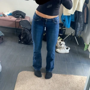 super low waist darkwash jeans - Mörkblå jeans, lågmidjade, vet inte märket tyvärr. Jeansen är i nyskick och har aldrig varit använda. Pris grå att diskuteras