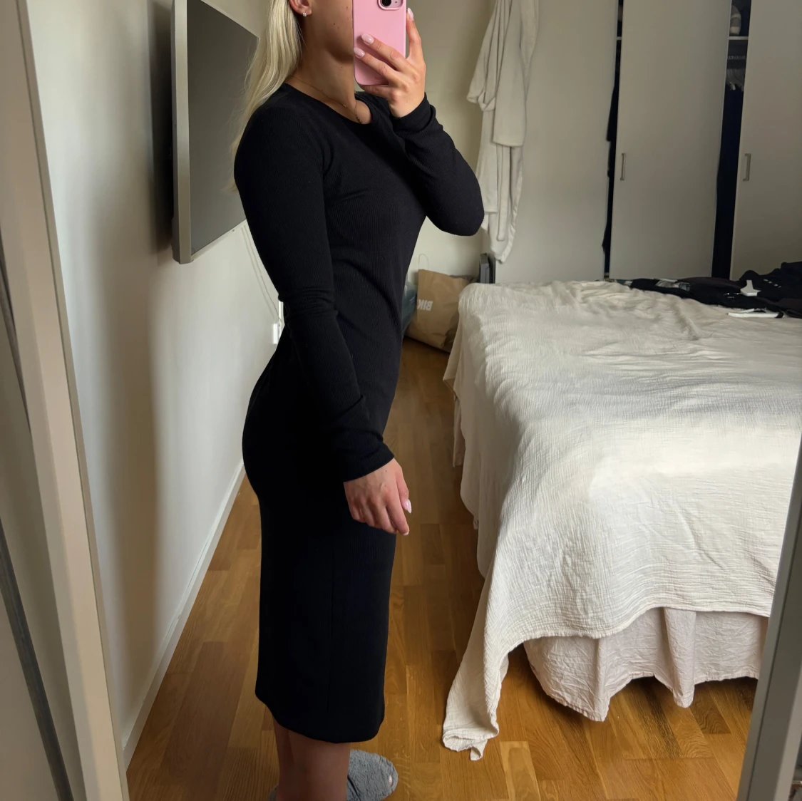 Svart långärmad klänning i ribbad bomull - 2