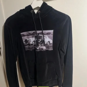 Limitato hoodie  - tja jag säljer nu denna otroligt fina Limitato hoodie i ett fint skick nypris är 4000 nu 725