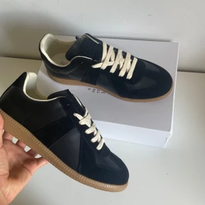 Masion margiela - Skicket 10/10 | Tillkommer Box och dustbag vid köp( Digitalt kvitto finns) | Storlek 42 | Frågor kring skona -> Privat |