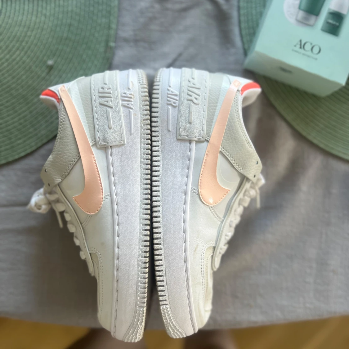 Nike Air Force 1 sneakers med persikofärgad swoosh - 2