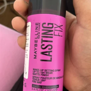 Maybelline Lasting Fix Setting Spray - Maybelline Lasting Fix är en make-up setting spray i en rosa flaska som ger en matt finish och håller sminket på plats i upp till 16 timmar. Sprayen är lätt att använda och passar perfekt för att fixera din look hela dagen.