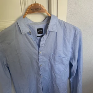 Ljusblå skjorta från Hugo BOSS - Ljusblå Hugo boss skjorta. Storlek: S. Skick: 9/10. Kontakta oss för fler bilder eller info!🙌