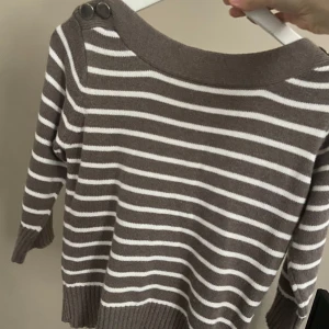 Jättesöt stickad tröja - Jättesöt stickad tröja med trekvartslånga ärmar, knapp använd då den inte riktigt passade i stoleken!