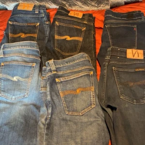 Nudie & Replay jeans  - Säljer nu dessa 5 par nudie jeansen och 1 par Replay jeans, ett par av nudie jeansen har en liten slitning där bak på jeansen men annars är alla i bra skick och som dem ska. För storlek eller fler bilder kan ni skriva privat, har ni någon annan fråga är det bara att hojta till🦸🏽‍♂️ 1500 för alla 6 par 
