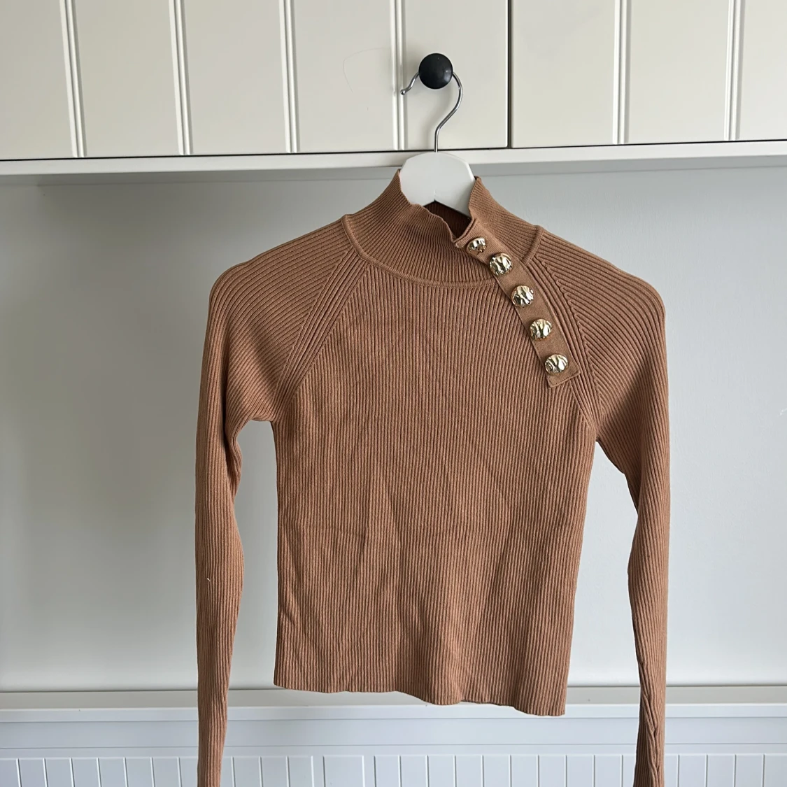 Beige ribbad stickad tröja från Zara med guldknappar - 2