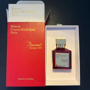 Baccarat Rouge 540 - Baccarat Rouge 540 av Maison Francis Kurkdjian är en lyxig, unisex parfym med en varm, sofistikerad doftprofil. Den kombinerar saffran och jasmin i toppen, ambroxan i hjärtat och träiga noter som cederträ och kåda i basen. Resultatet är en luftig men kraftfull doft med tydlig karaktär, som känns både modern och exklusiv. Den har stark sillage och lång hållbarhet (8–12 timmar), vilket gör den perfekt för både vardag och fest. Priset är ej inristat i sten och kommer dessutom med kvitto