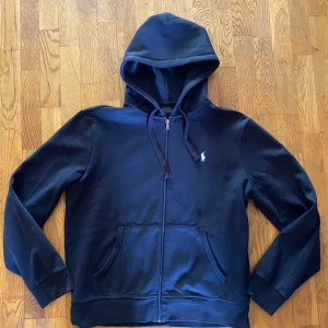 Polo Ralph Lauren  - Säljer en mörk blå Polo Ralph Lauren hoodie / zip-up. Storlek M passar även S. Skick 8/10. Äkta men har inte kvitto. Pris kan sänkas i snabb affär, skriv för mer bilder och info!