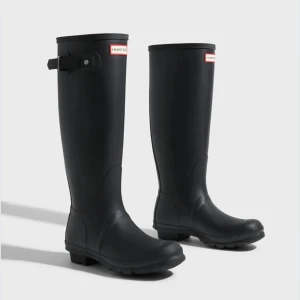 Hunter höga gummistövlar - Sååååå fina hunter gummistövlar som passar perfekt till sommarens alla väder! Inga defekter, säljer endast pågrund av att de sitter för tajt runt vaderna på mig. Storlek 39. Nypris: 1499kr Kan tänka mig gå ner i pris så lämna gärna förslag! 