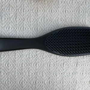  Tangle Teezer borste - Säljer en svart borste från Tangle Teezer. Oanvänd.