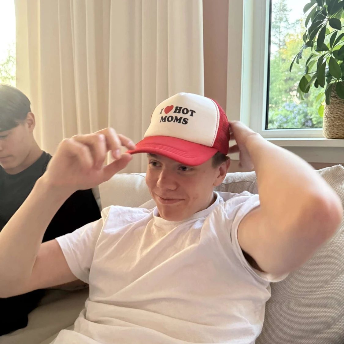 Vit och röd keps med text - 3