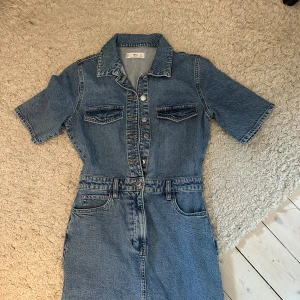 Jeansklänning  - Svinsnygg jeansklänning från Mango. Storlek S men skulle säga att den passar M. Fin ljusblå färg. Köpt för ett tag sedan. 