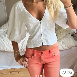 Vit linnetopp med puffärm och knappar från hm - Säljer denna trendiga linne blusen från hm. Plagget är i nytt skick och har prislappen kvar. (Första bilden är lånad)💕