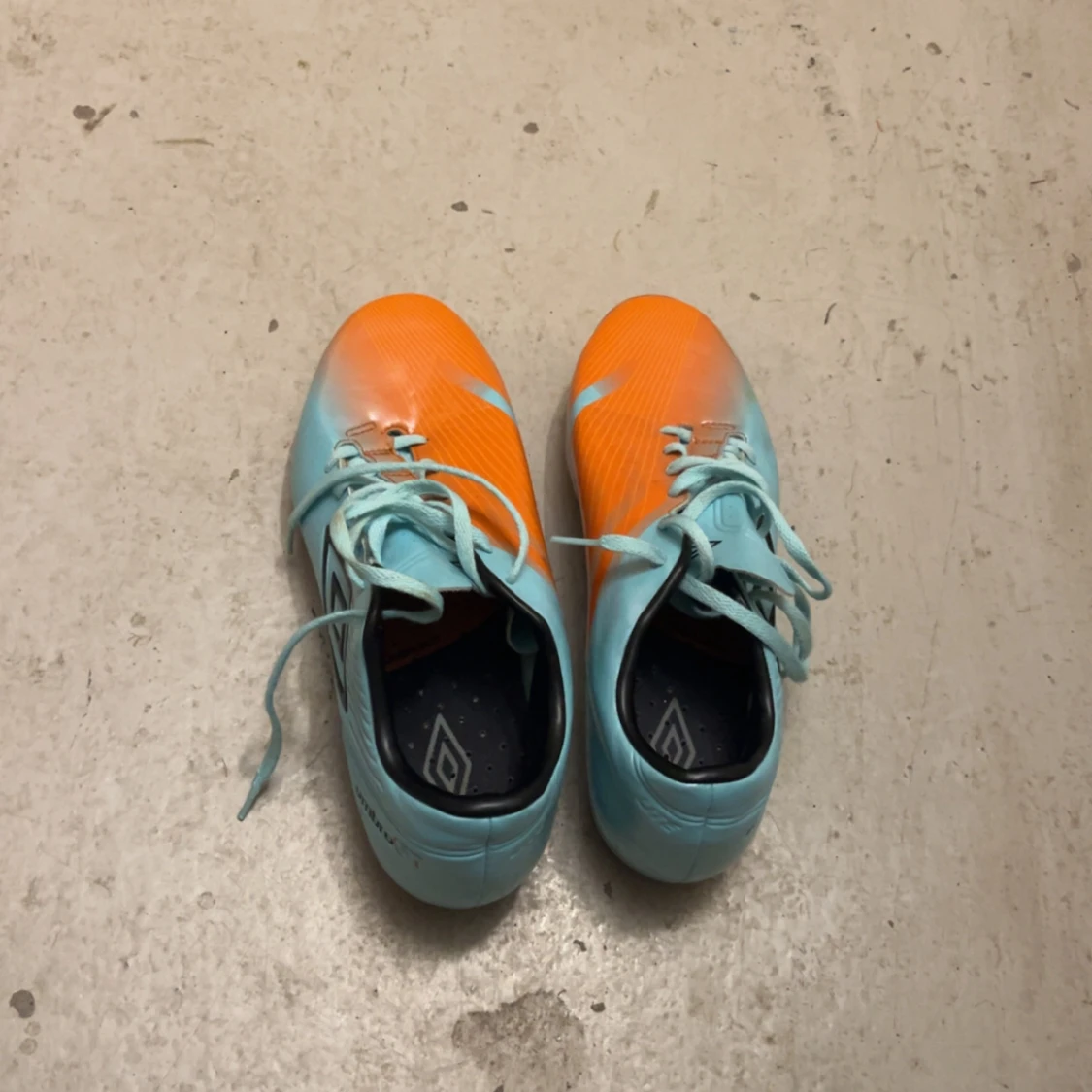Turkosa och orange fotbollsskor från Umbro