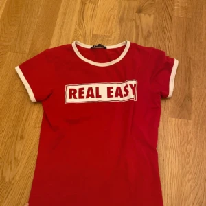 Röd t-shirt med vit text REAL EASY - Super söt tight tröja, 2000s vibe