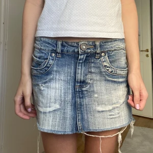 lågmidjad jeanskjol - Säljer en lågmidjad kort jeanskjol, sparsamt använd skriv för frågor💕