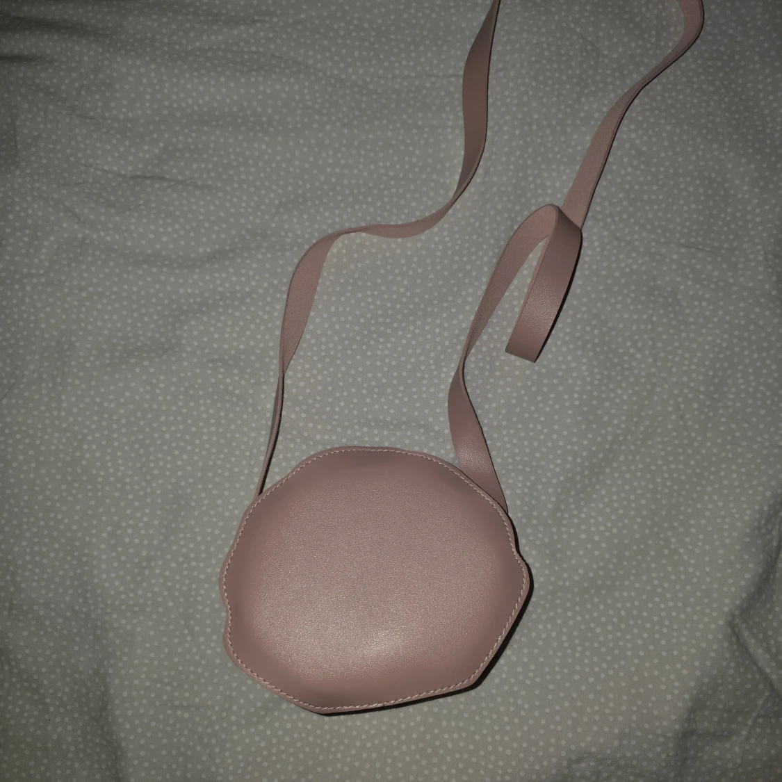 Ljusrosa axelväska med pärlor och rosett - 1