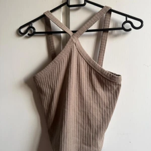 Crop top - Ribbad cross-front crop top