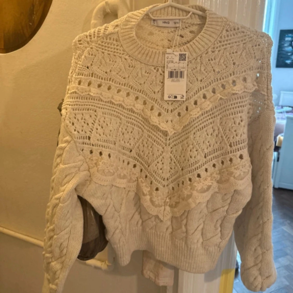 Vit stickad tröja med spetsdetaljer från Mango