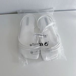 Vita finskor 🤍👡 - Ett par nya och oanvända fina vita finskor från SHEIN Planare Fashion i storlek 40. Ena skon har tyvärr lyckats blivit lite missfärgad på banden trots att dom enbart legat i förpackningen. FÖRST TILL KVARN!