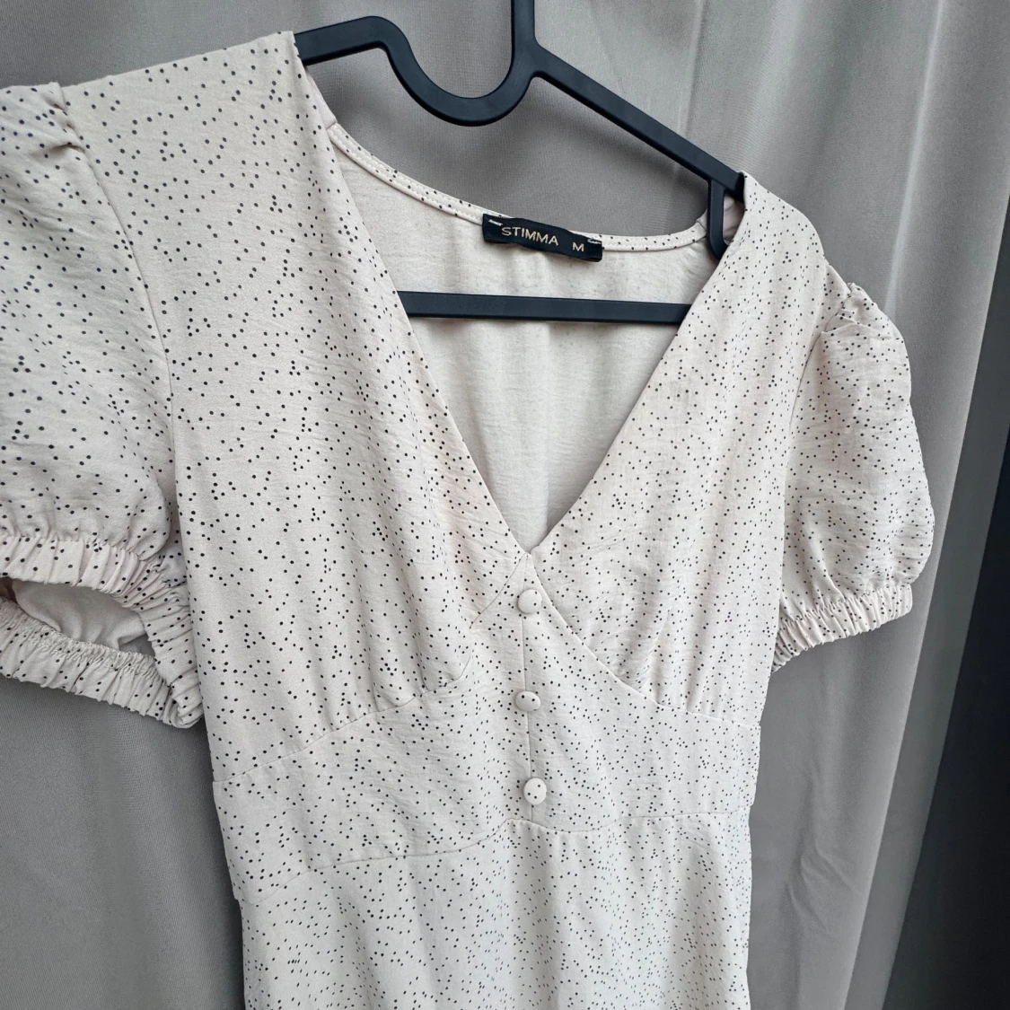 Ljusprickig långklänning från Stinna