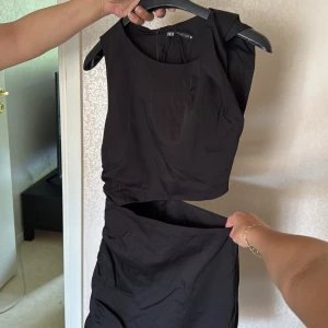 Svart klänning med cut out - Klänning som aldrig är använd, den har cut out vid magen/ryggen💕💕