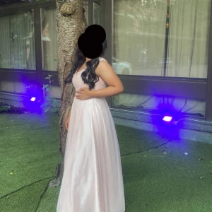 Ljusrosa långklänning med spets och pärldetaljer - Säljer en vacker festklänning – perfekt för bröllop eller andra speciella tillfällen!  Storlek: 36 Pris: 2000 kr (kan gå ner vid snabb affär)  Denna eleganta långklänning i en mjuk, ljusrosa ton är perfekt för dig som ska vara gäst på bröllop, bal eller annan festlig tillställning. Klänningen har ett fint fall, spetsdetaljer upptill och en smickrande passform som markerar midjan.  Bara använd en gång – i nyskick!  💬 Skicka gärna ett meddelande vid intresse eller om du vill se fler bilder/prova d