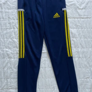 Adidas träningsbyxor - Säljer mina adidas träningsbyxor då dem blivit för små! | Nästan aldrig använda. | Storlek 164 cm. | Nypris cirka 500 kr. | Släng iväg en signal vid funderingar så svarar jag snabbt. |