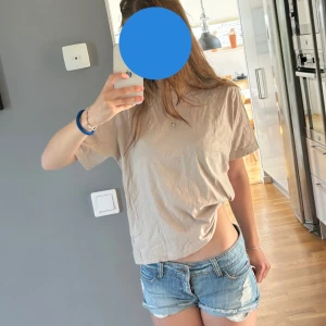 Beige tröja - Jätte fin och skön kortärmad tröja från H&M! Gott skick🌸