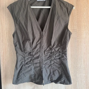 Grön korsettopp - Grön korsettopp från weekday, slutsåld på hemsidan, storlek 38, endast använd en gång så i helt nyskick