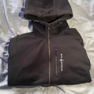 Sail Racing kofta - Säljer åt min kille. Svart jacka med huva från Sail Racing. Bra skick