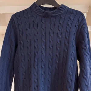 Selected Homme Cableknit - Tja! Säljer nu min Selected Homme Cableknit i storleken S! Tröjan är marinblå och passar perfekt året runt! 🙌🏼 Skicket är väldigt bra då den inte har användts mer än 5 gånger! 🤩Nypriset ligger på över 750kr, men mitt pris är inte hugget i sten så det är bara att höra av sig vid eventuella frågor eller funderingar! 🙏🏼