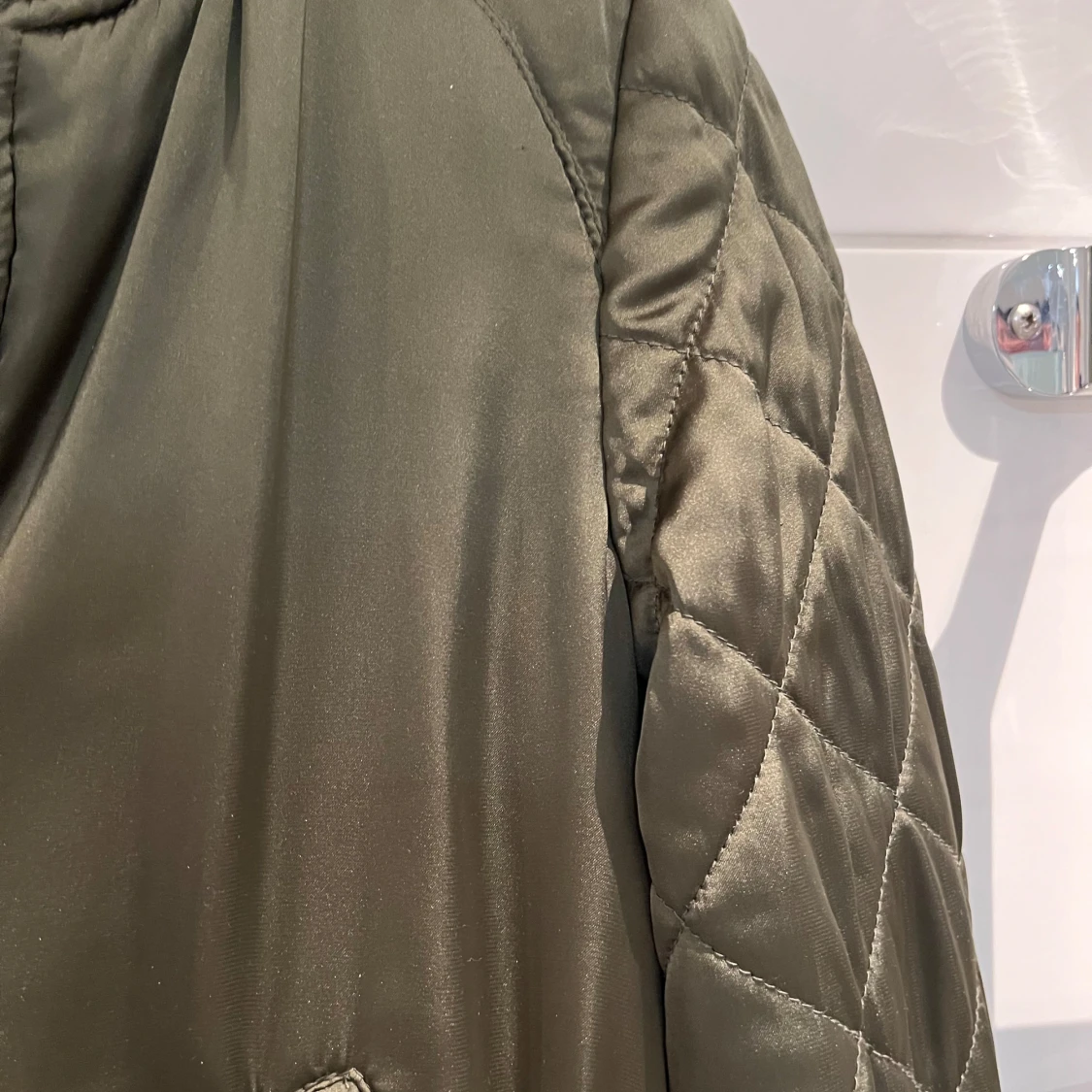 Olivgrön bomberjacka med quiltade ärmar - 1