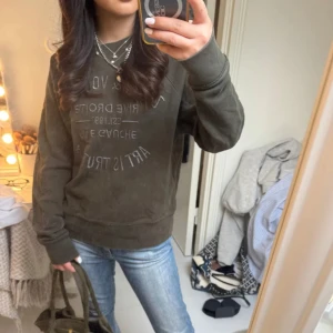 Tjocktröja frånZadig & Voltaire - (Första bilden är lånad) Säljer en olivgrön sweatshirt från Zadig & Voltaire i storlek S ❤️