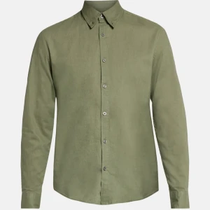 Olivgrön linneskjorta - Snygg olivgrön skjorta i linne med klassisk krage och knäppning framtill. Skjortan har lång ärm och en stilren, enkel design som passar till många tillfällen. Perfekt för dig som gillar en avslappnad men ändå uppklädd look.