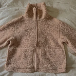 Trendig Teddy Jacka från H&M - Superfin beige Trendig Teddy Jacka från H&M i storlek L men passar som en M. Mycket bra skick då den inte har några defekter. Skriv till mig vid frågor!☺️