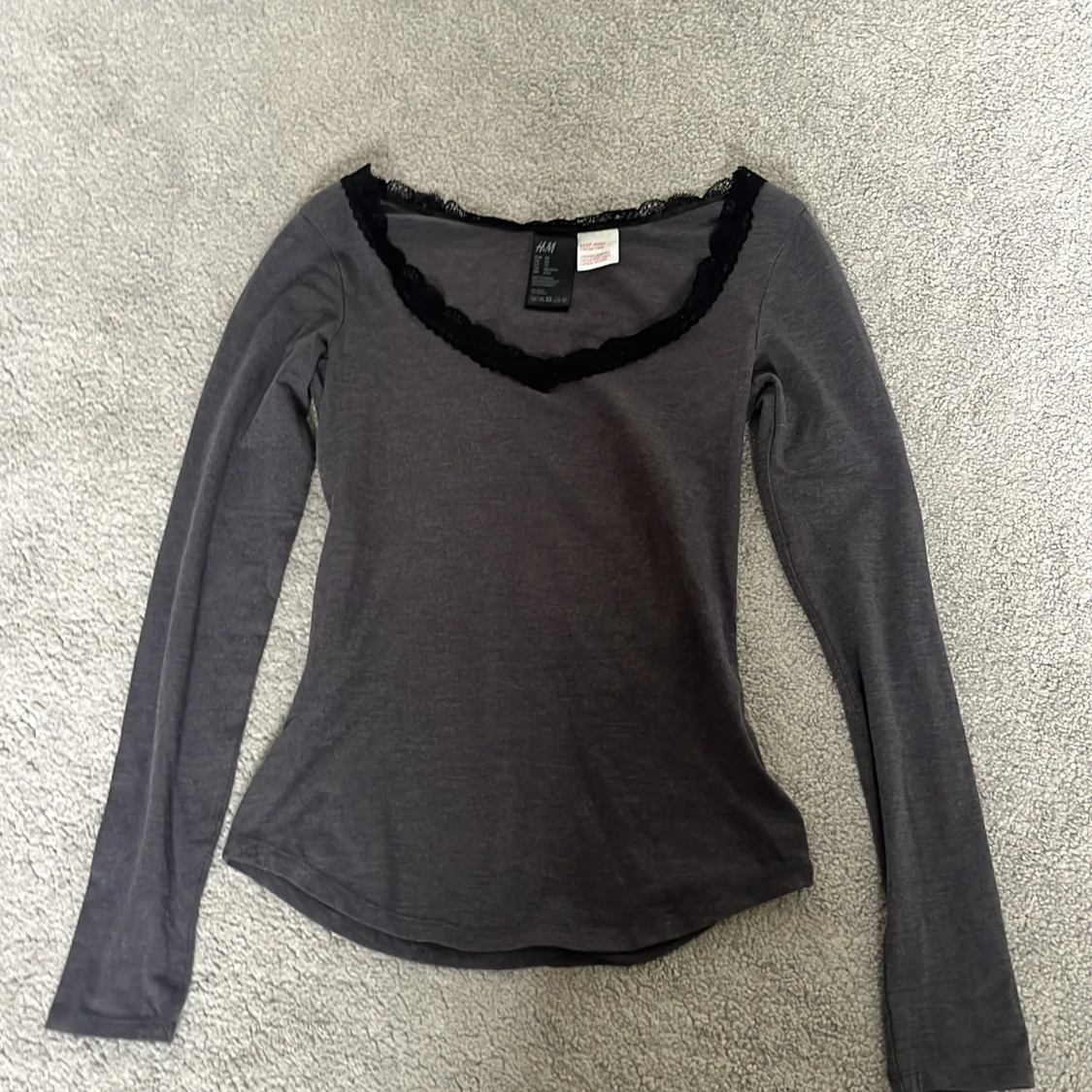 Mörkgrå långärmad topp med spets från H&M