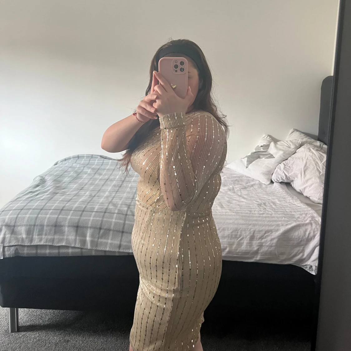 Guldig glittrig one shoulder klänning - 1