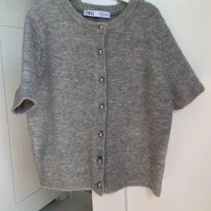 Söt stickad topp - Stickad kortärmad tröja med knappar. Köpt från Zara. Storlek S men den är liten i storlek💗 En knapp sitter lite löst